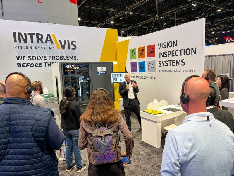 INTRAVIS standında PACK EXPO 2026 ziyaretçilerine SpotWatcher anlatılıyor