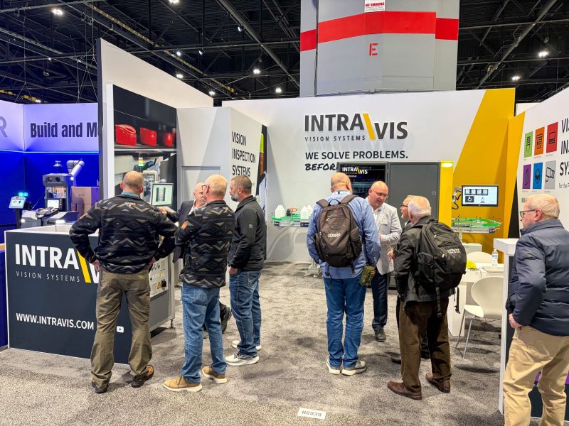 INTRAVIS standında ziyaretçiler ve ekip sohbet ediyor, PACK EXPO 2026